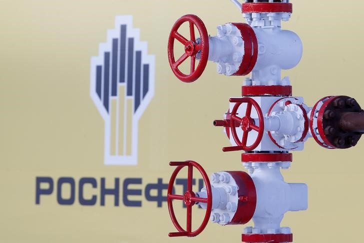 © Reuters. Логотип Роснефти на Самотлорском месторождении близ Нижневартовска