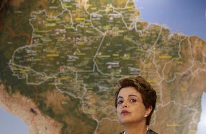 © Reuters.  Dilma, durante visita à Sala Nacional de Coordenação e Controle Enfrentamento da Dengue, Chikungunya e Zika Vírus, em Brasília