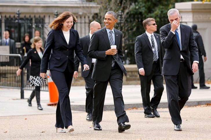 © Reuters. Obama walks with Fallon and McDonough to a luncheon near the White House in Washington