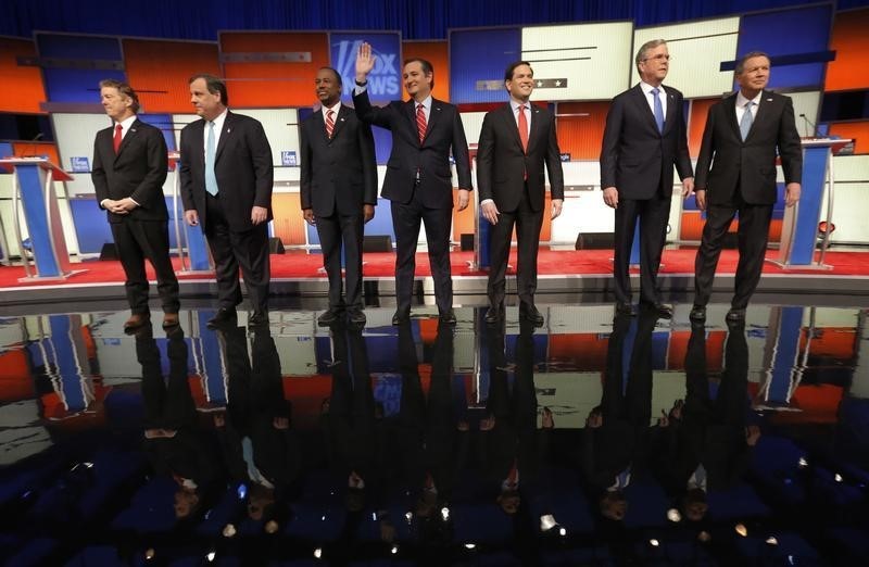 © Reuters. Republican U.S. presidential candidates pose together onstage at the start of the debate held by Fox News for the top 2016 U.S. Republican presidential candidates in Des Moines