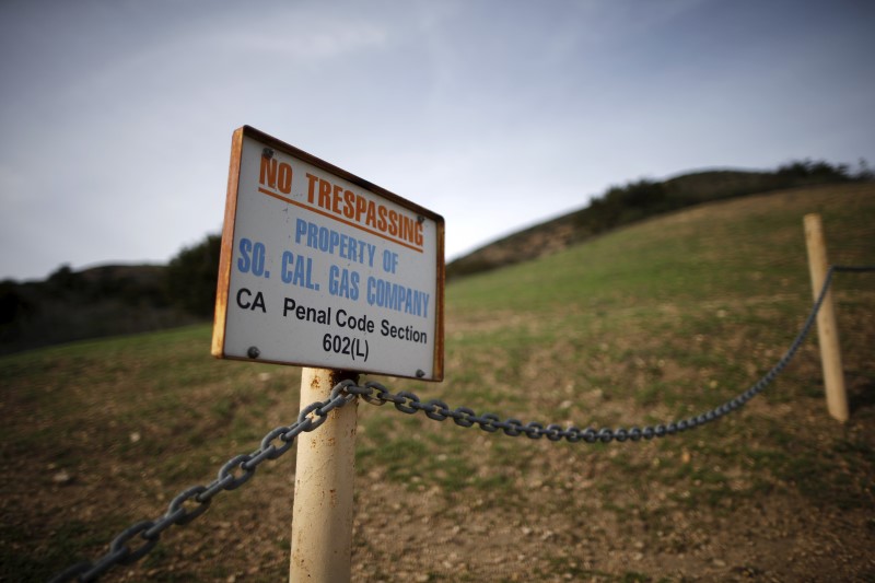 © Reuters. A gas company sign marks a fence near the site of the Aliso Canyon storage field where gas has been leaking in Porter Ranch