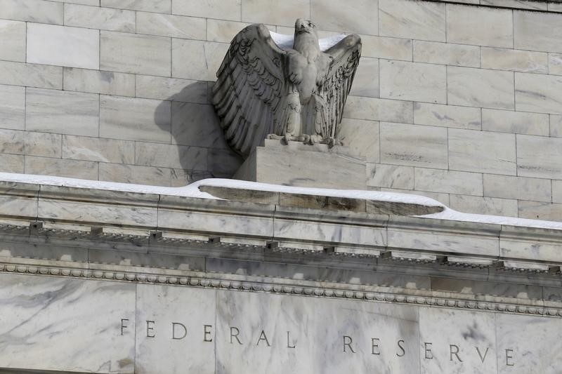 © Reuters. Snow rests on the eagle statue atop the U.S. Federal Reserve in Washington