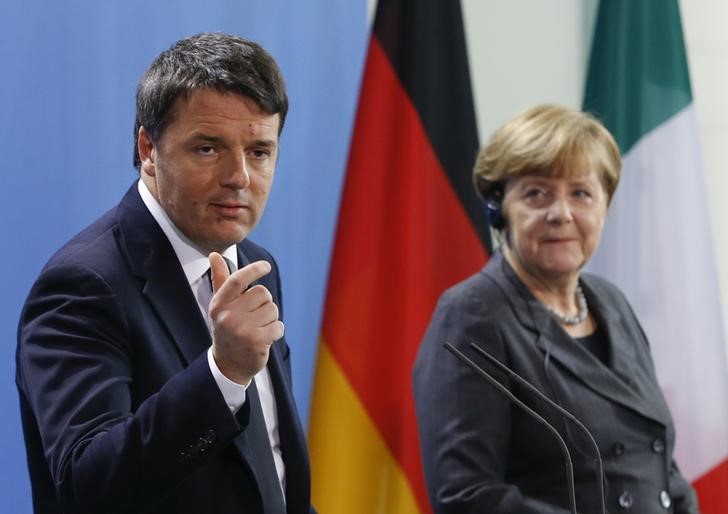 © Reuters. Chanceler alemã, Angela Merkel, e primeiro-ministro italiano, Matteo Renzi, dão entrevista coletiva em Berlim