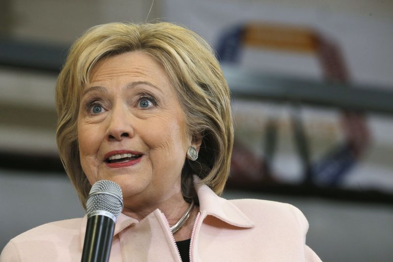 © Reuters. U.S. Democratic presidential candidate Hillary Clinton speaks during a campaign stop at Grand View University in Des Moines