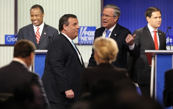 © Reuters. Pré-candidatos republicanos à Presidência dos EUA conversam ao término do debate realizado pela emissora Fox News, em Des Moines