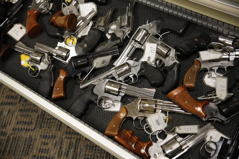 © Reuters. Handguns line the shelves in the gun library at the U.S. Bureau of Alcohol, Tobacco and Firearms National Tracing Center in Martinsburg, West Virginia