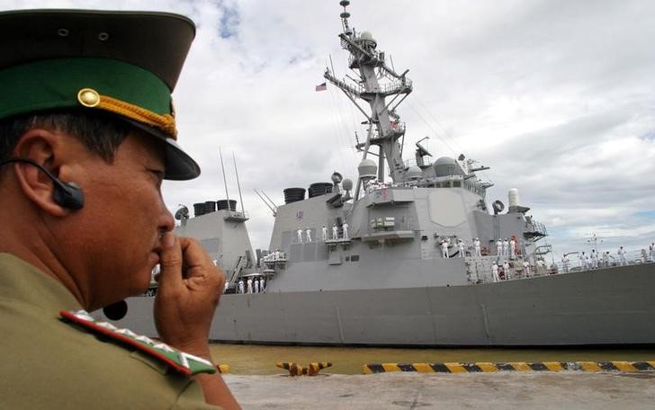 © Reuters. مدمرة أمريكية تبحر قرب جزيرة متنازع عليها في بحر الصين الجنوبي