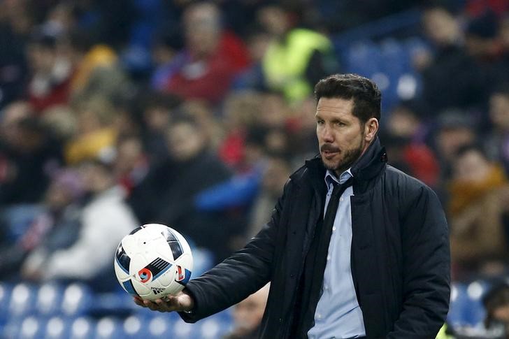 © Reuters. El entrenador del Atlético de Madrid, Diego Simeone, en un partido frente al Celta de Vigo de la Liga española