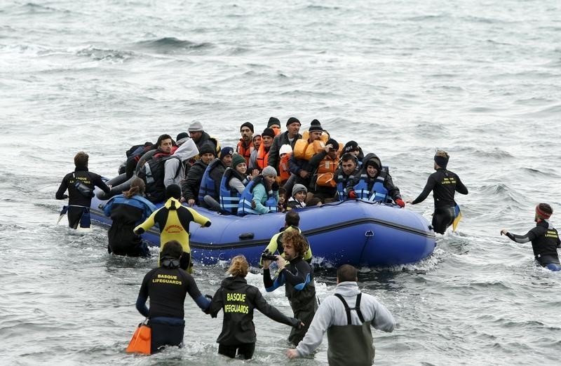 © Reuters. Mueren diez personas al naufragar una embarcación frente a la costa de Turquía
