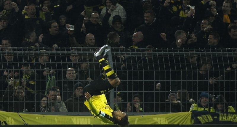 © Reuters. أوباميانج يسجل هدفين ليفوز دورتموند بصعوبة في الدوري الألماني