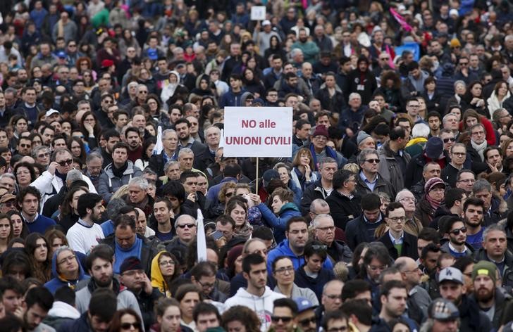 © Reuters. Manifestación en Roma contra las adopciones y uniones de homosexuales