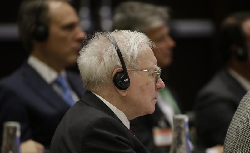 © Reuters. Warren Buffett, Berkshire Hathaway CEO, uses a listening device as he listens to Chinese President Xi Jinping at a U.S.-China business roundtable comprised of U.S. and Chinese CEOs in Seattle Washington 