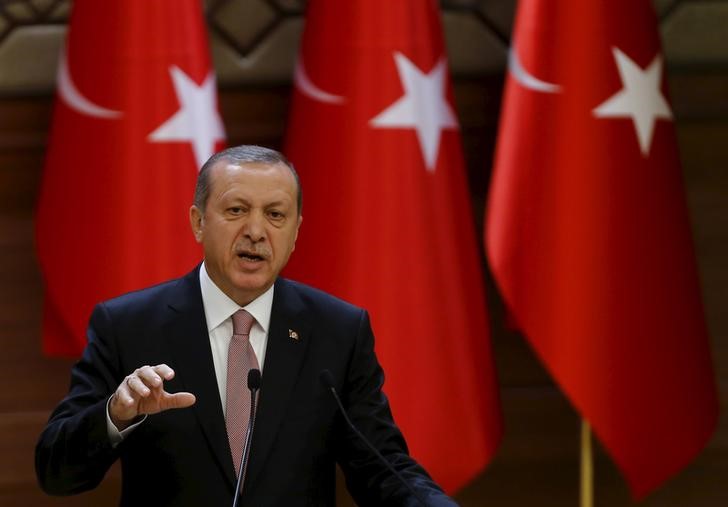 © Reuters. Turkish President Erdogan makes a speech during his meeting with mukhtars at the Presidential Palace in Ankara, Turkey