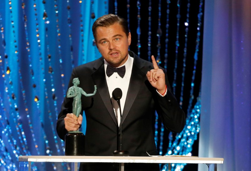 © Reuters. دي كابريو يفوز بجائزة أحسن ممثل من نقابة ممثلي السينما بلوس أنجليس