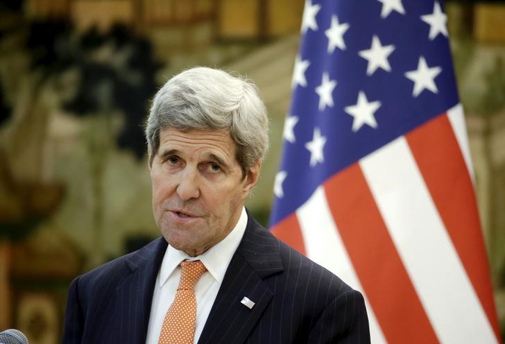 © Reuters. كيري يدعو إلى استمرار محادثات السلام السورية رغم الهجمات