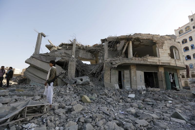 © Reuters. التحالف بقيادة السعودية يقول إنه يأسف لسقوط ضحايا مدنيين في اليمن