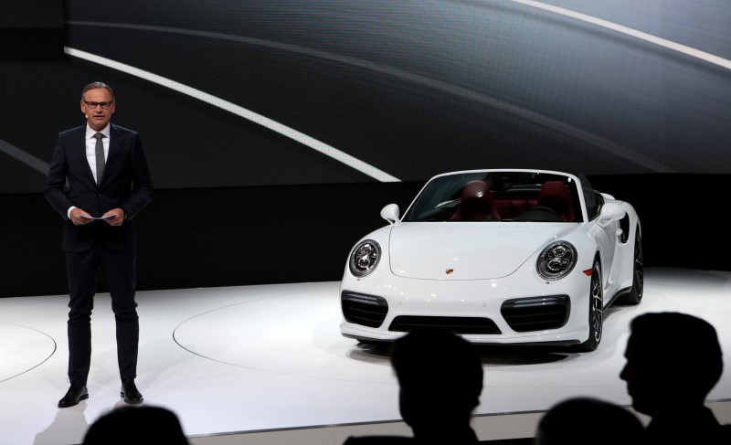 © Reuters. Porsche's Blume introduces the 2017 Porsche 911 Turbo S at the North American International Auto Show in Detroit