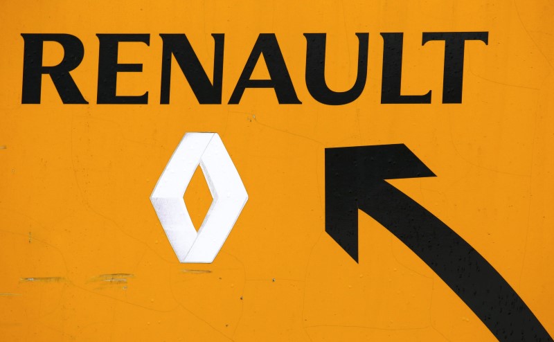 © Reuters. A Renault sign is seen near their Flins automobile plant in Aubergenville