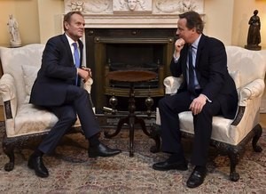 © Reuters. British Prime Minister Cameron speaks with European Council President Tusk at Downing Street in London, Britain