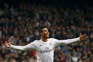 © Reuters. Cristiano Ronaldo celebra su segundo gol en la victoria de Real Madrid sobre Espanyol por la liga española de fútbol