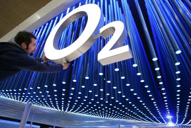 © Reuters. A worker makes final touches on the logo of British mobile phone company O2 in preparation for the C..