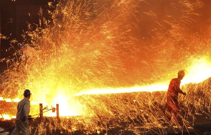 © Reuters. Рабочие сталелитейной фабрики Dongbei Special Steel Group Co. Ltd. в Даляне