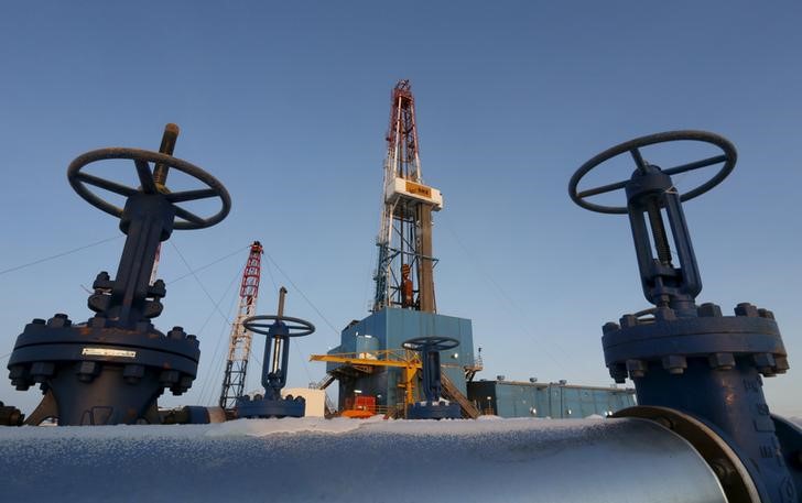 © Reuters. Нефтепровод напротив буровой установки на месторождении в Когалыме, принадлежащем компании Лукойл