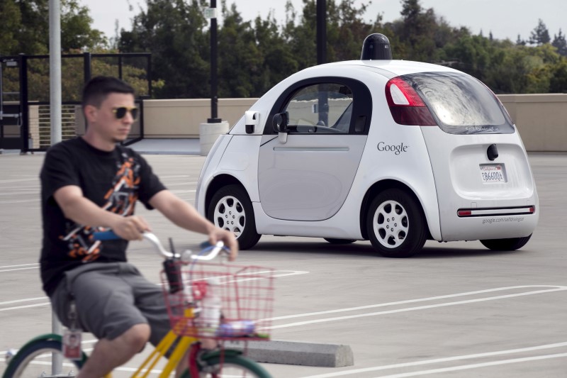 © Reuters. A Google employee on a bicycle acts as a real-life obstacle for a Google self-driving prototype car to react to during a media preview of Google's prototype autonomous vehicles in Mountain View, California