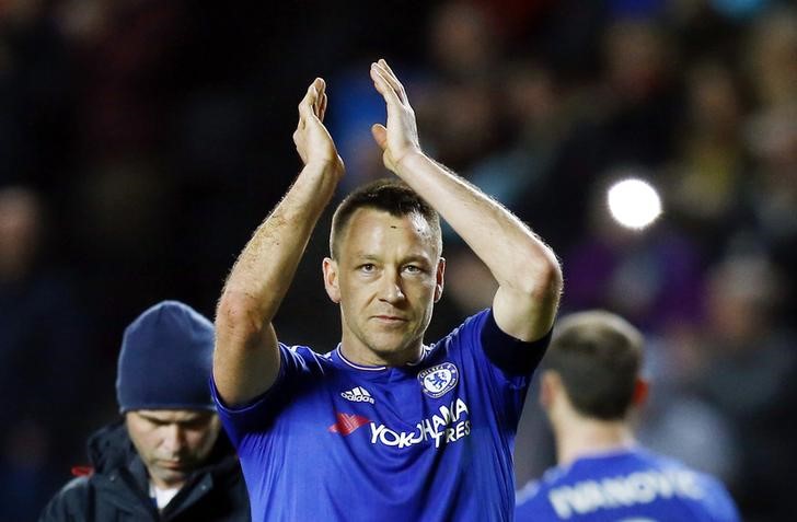 © Reuters. Chelsea deja la puerta abierta a la continuación de Terry en Stamford Bridge
