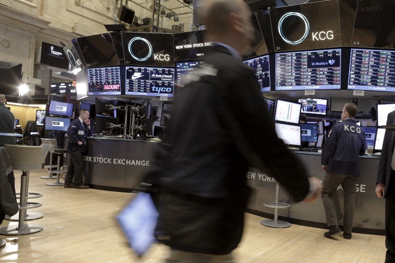 © Reuters. Traders work on the floor of the New York Stock Exchange