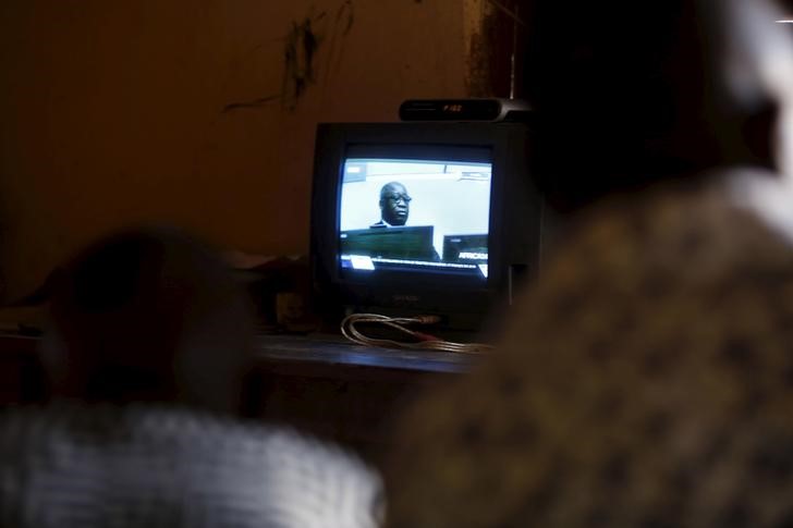 © Reuters. People from Mama village of former Ivory Coast President Laurent Gbagbo watch the TV during the trial of Gbagbo in his village in Gagnon region in western Ivory Coast