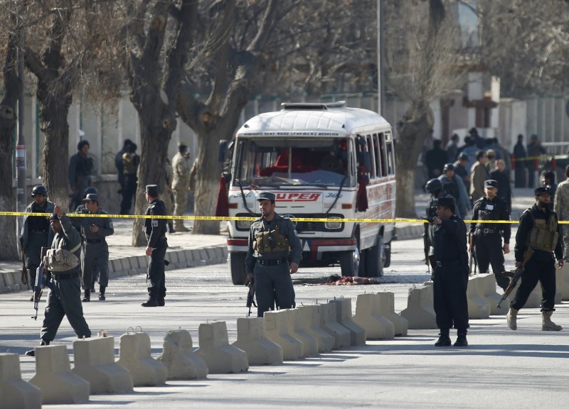 © Reuters. Policiais vistos em Cabul após atentado a bomba que deixou 10 mortos