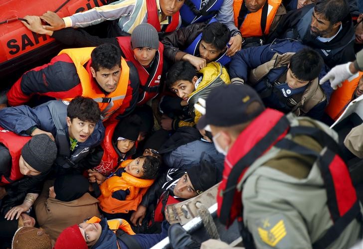 © Reuters. Refugiados desembarcando em Canakkale, Turquia