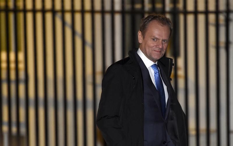 © Reuters. European Council President Tusk  arrives for a meeting with British Prime Minister David Cameron at Downing Street in London, Britain