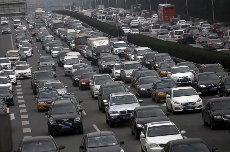 © Reuters. File photo of a ring road congested with traffic in Beijing