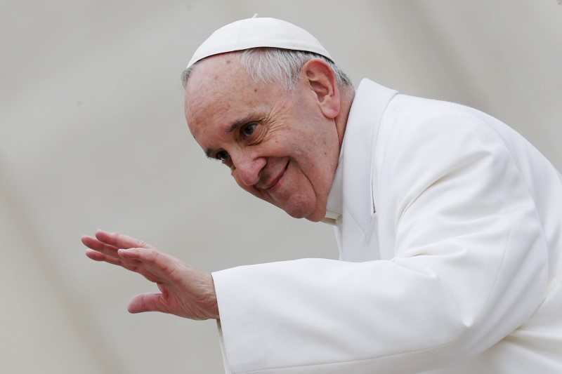 © Reuters. Pope Francis waves as he arrives to attend the first monthly Jubilee audience in Saint Peter's Square at the Vatican