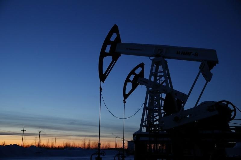 © Reuters. Pump jacks are seen at the Lukoil company owned Imilorskoye oil field outside the West Siberian city of Kogalym
