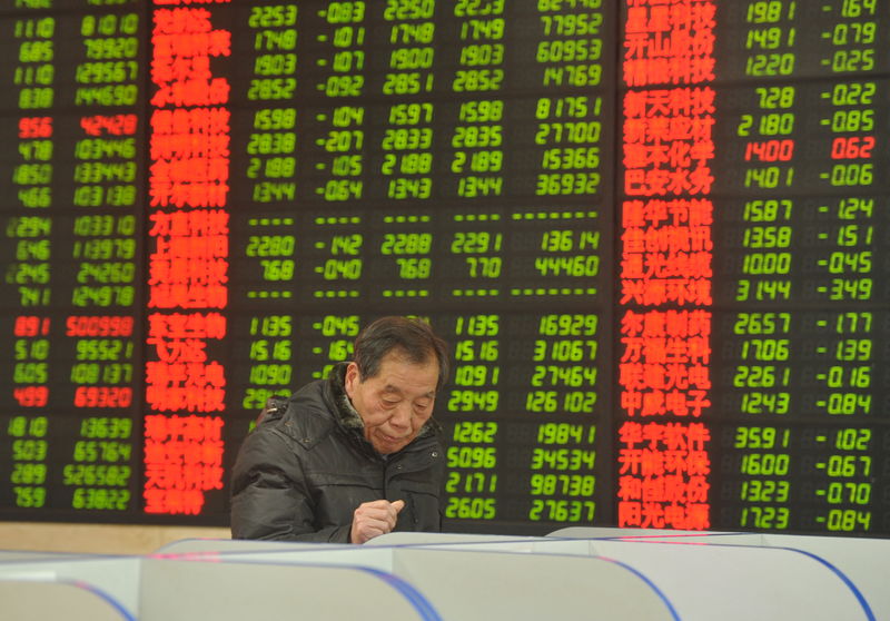 © Reuters. An investor looks at a computer screen showing stock information at a brokerage house in Fuyang