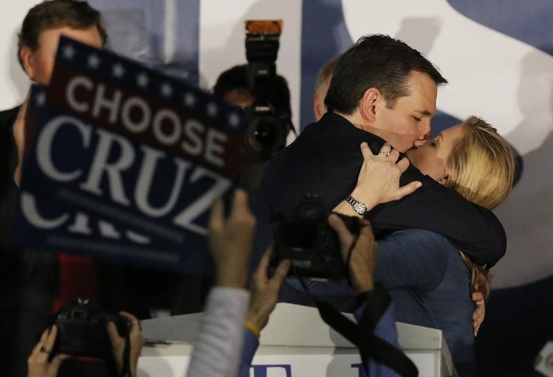 © Reuters. Republicano Cruz vence a Trump en primarias EEUU en Iowa, demócratas Clinton y Sanders empatan