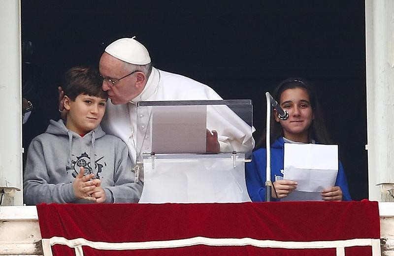 © Reuters. Vaticano dice que el Papa "no es un actor" ante informaciones sobre filme