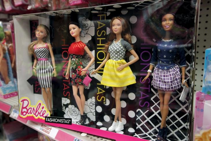 © Reuters. Куклы Barbie в магазине в Нью-Йорке