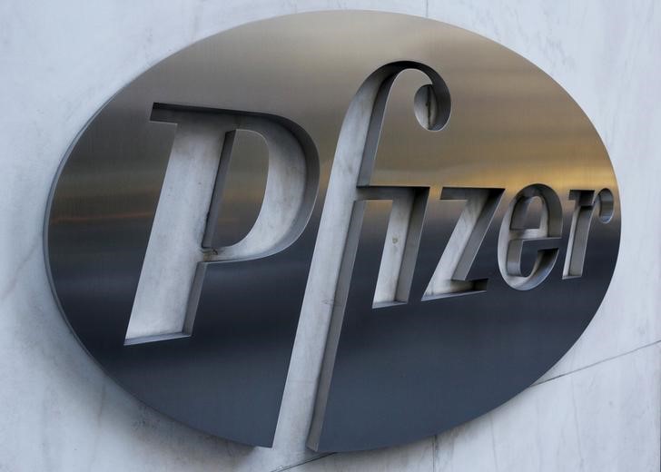 © Reuters. The Pfizer logo is pictured on the company's World Headquarters building in the Manhattan borough of New York 