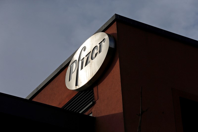 © Reuters. A company logo is seen at a Pfizer office in Dublin