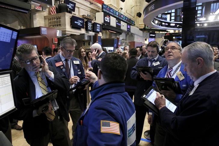 © Reuters. Traders work the floor of the New York Stock Exchange in New York