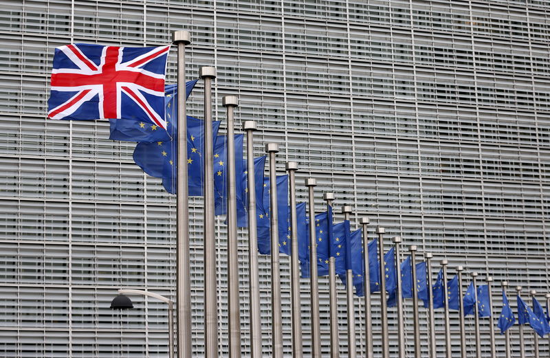 © Reuters. Bruxelles, la bandiera dell'Union Jack davanti alla sede della Commissione Europea