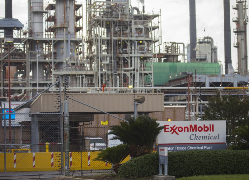 © Reuters. A view of the Exxonmobil Baton Rouge Chemical Plant in Baton Rouge, Louisiana.