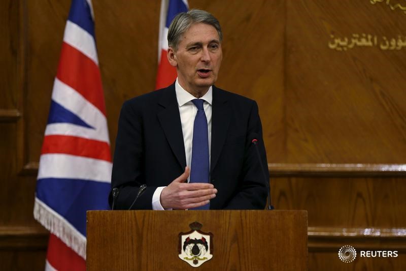 © Reuters. Britain's Foreign Secretary Philip Hammond speaks during a joint news conference with Jordan's Foreign Minister Nasser Judeh at the Foreign Ministry in Amman, Jordan