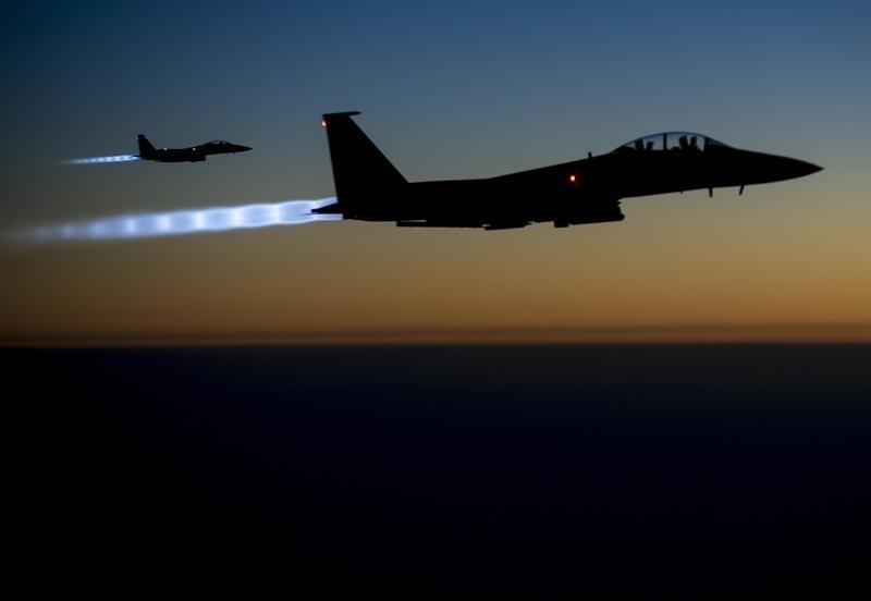 © Reuters. A pair of U.S. Air Force F-15E Strike Eagles fly over northern Iraq
