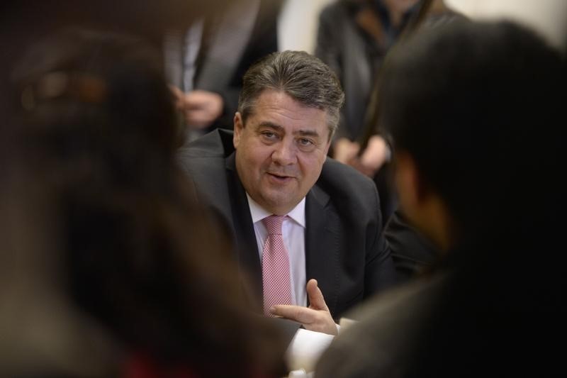 © Reuters. Germany's Economy Minister and Vice Chancellor Gabriel speaks to council of elders of residents at refugee camp in Hameln