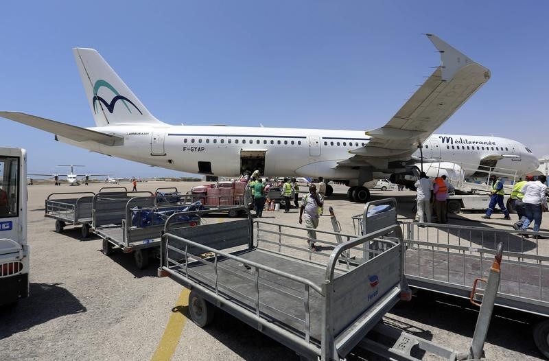 © Reuters. إصابة اثنين في انفجار أجبر طائرة على العودة إلى الصومال